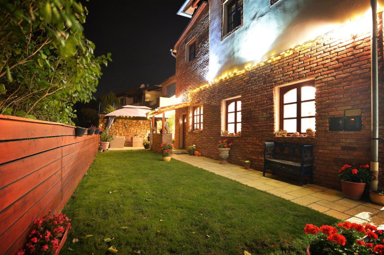 Janicsar Garden Apartman Eger Bagian luar foto