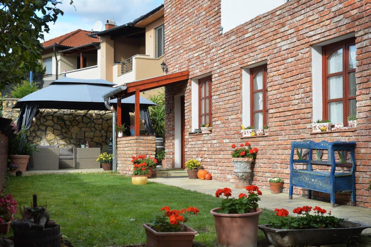 Janicsar Garden Apartman Eger Bagian luar foto